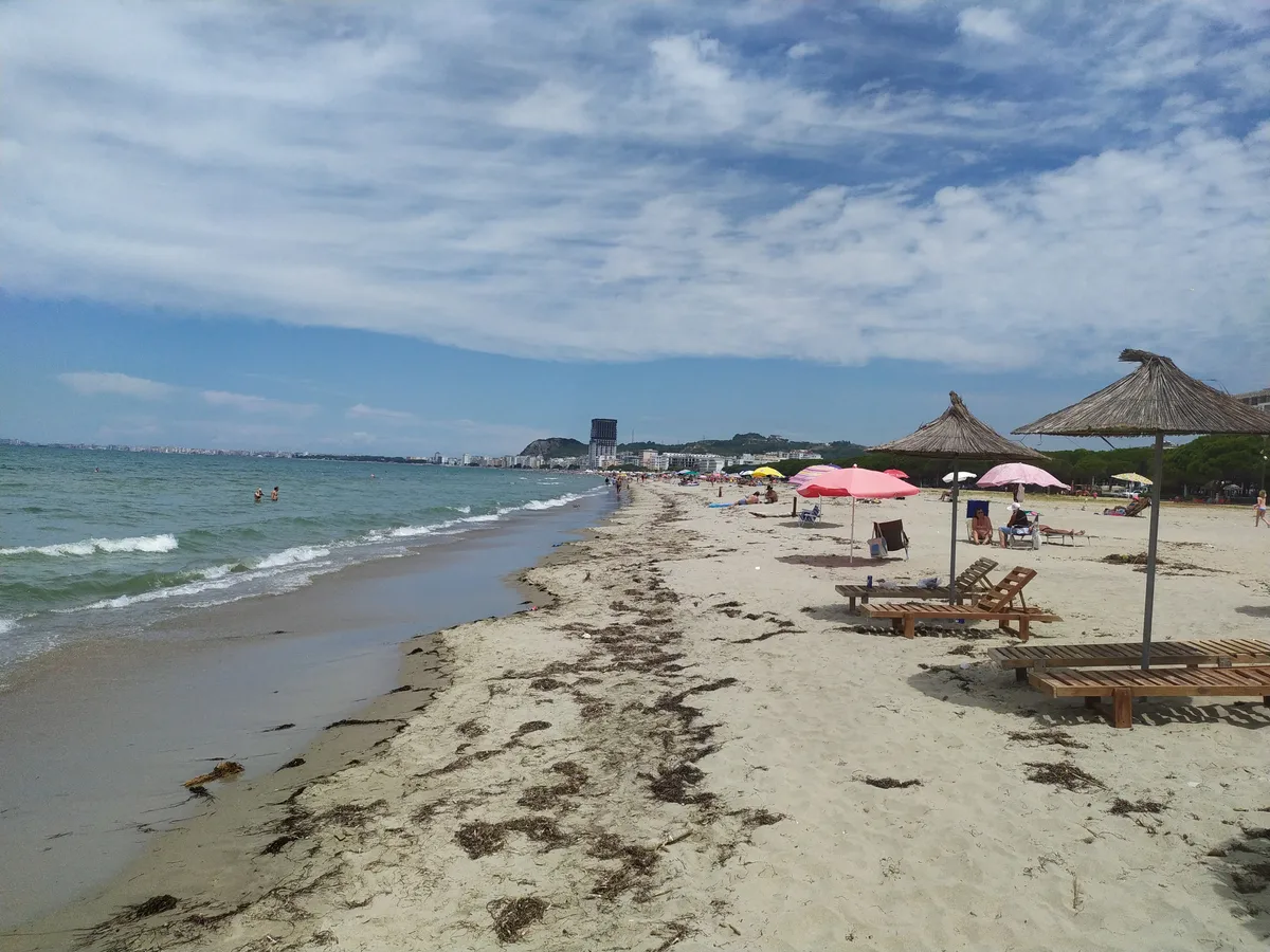 Der Strand von Golem an Albaniens Küste