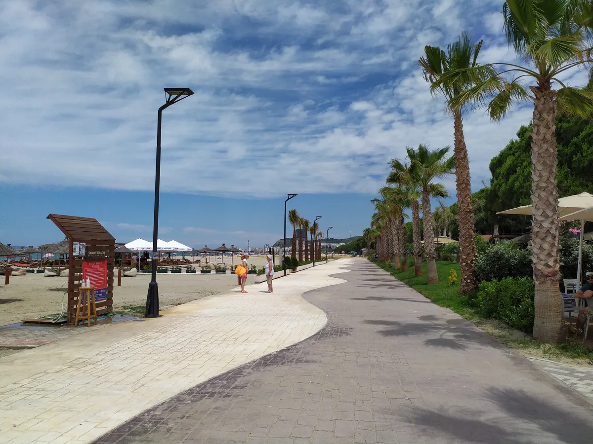 Die Promenade am Strand von Golem